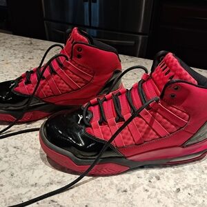 Nike Air Jordan Max Aura Red And Black Colorway #CU14930-600 EXCELLENT CONDITION
